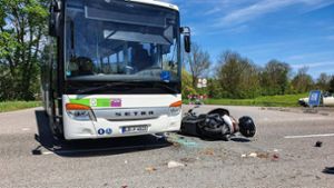 Der Bus und das Motorrad sind beim Unfall beschädigt worden. Foto: 7aktuell.de/ JB