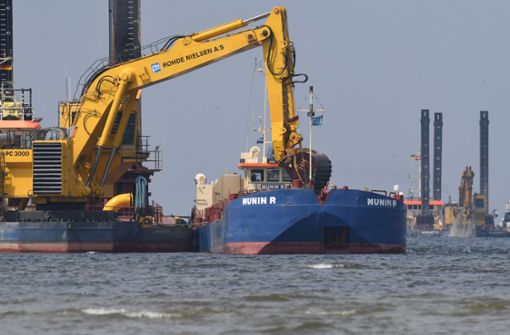 Bagger arbeiten im Greifswalder Bodden  am Unterwassergraben der neuen Ostseepipeline Nord Stream 2. Foto: dpa