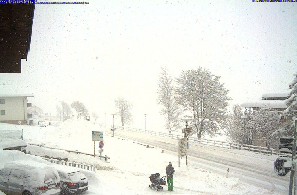 Schlechte  Wetterverhältnisse erschwerten die Suche nach den Verschütteten. Das Bild stammt von der Webcam des Ortes St. Valentin. Dort im Skigebiet Haideralm war die Reisegruppe unterwegs. Foto:dpa Foto:  