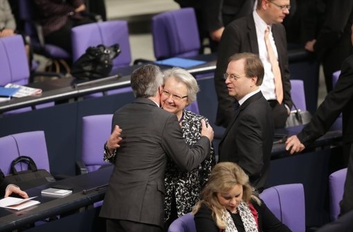 Thomas de Maiziere (CDU) und die ehemalige Bildungsministerin Schavan (CDU) umarmen sich am 17.12.2013 im Bundestag. Foto: dpa