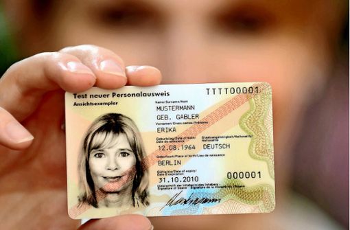 Ein neuer Personalausweis kostet künftig 37 Euro. Foto: dpa/Tim Brakemeier