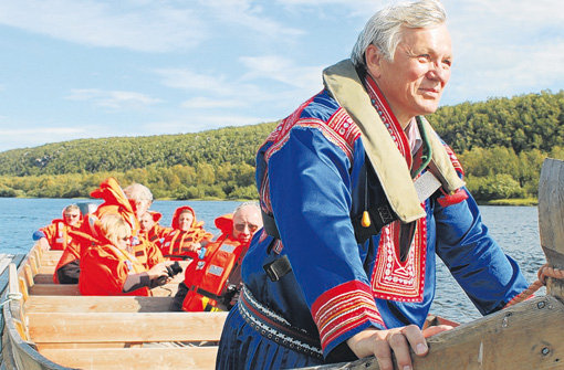 Die traditionelle Tracht tragen die Samen wieder mit Stolz – auf einer Bootstour mit Tore Turi.  Foto: Schmierer