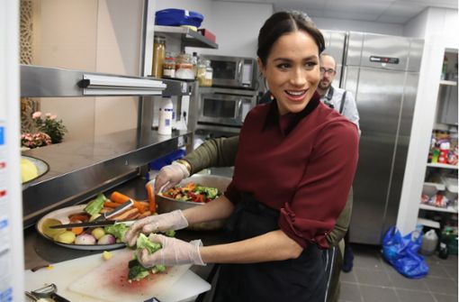 Die 37-jährige Herzogin Meghan hat in der „Hubb“ Gemeindeküche Gemüse für den guten Zweck geschnippelt. Foto: PA Wire