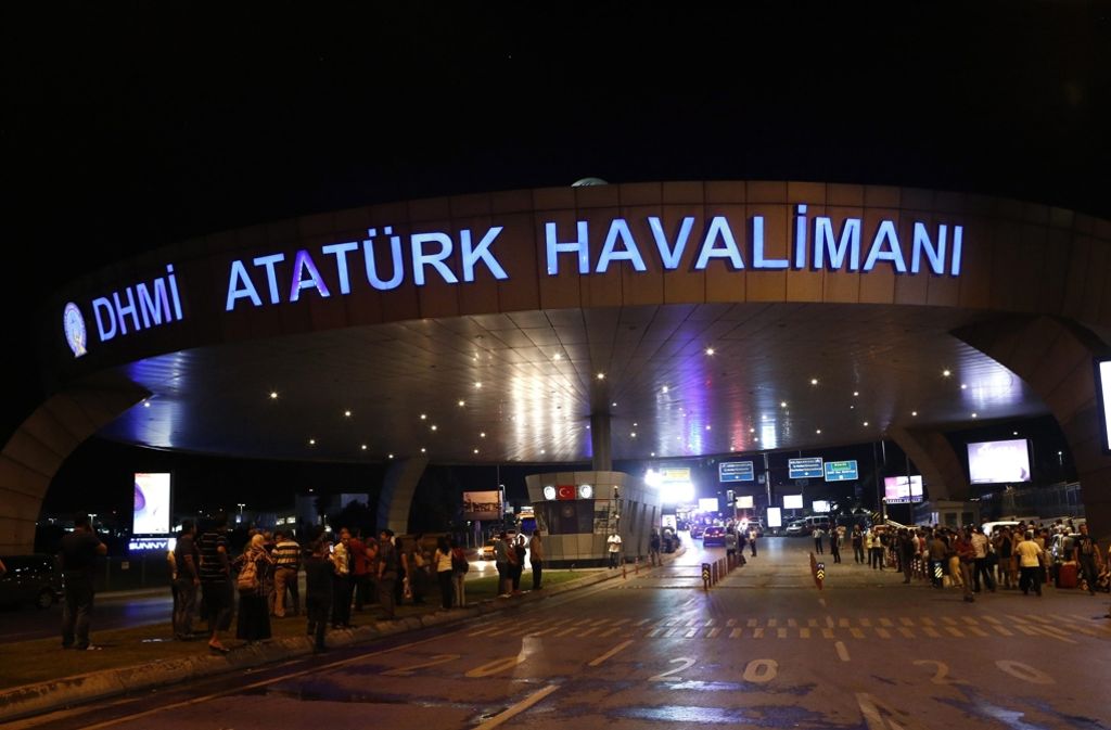 Bei dem Selbstmordanschlag auf den Atatürk-Flughafen der türkischen Millionenmetropole Istanbul sind zahlreiche Menschen getötet worden.