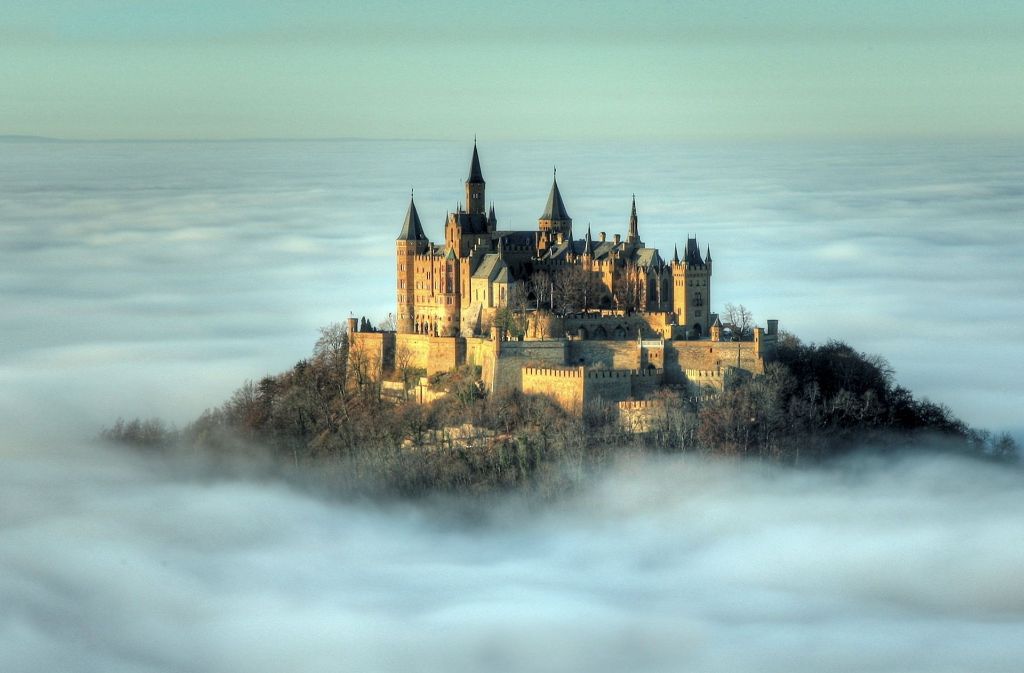 Die Burg Hohenzollern bei Hechingen inmitten eines Nebel- und Wolkenmeeres.