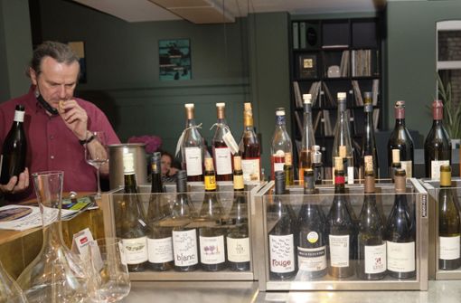 Wählt jeden Wein mit Bedacht aus: Bernd Kreis in seiner Weinbar High Fidelity. Foto: Lichtgut/Michael Latz