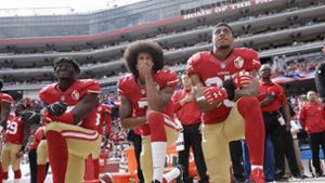 Schon 2016 hatte der damalige Quarterback der San Francisco 49ers, Colin Kaepernick (Mitte), kniend gegen die Polizeigewalt gegen Schwarze protestiert. Foto: dpa/Marcio Jose Sanchez