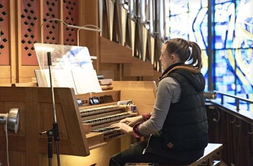 Marion Kaßberger  an der Orgel Foto: Stefanie Schlecht