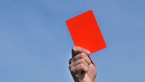 Drei rote Karten gab es in dieser Saison schon für die Oeffinger Kicker. Foto: IMAGO/Rolf Poss