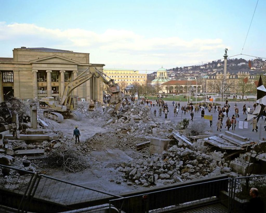 10: Im Jahr 2002 wird der Kleine Schlossplatz mit den Freitreppen für das Kunstmuseum abgerissen