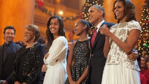 Versammelt unterm Weihnachtsbaum: Barack Obama mit seiner Frau Michelle (rechts) und den Töchtern Malia (dritte von links) und Sasha (dritte von rechts). Neben Malia stehen die Schwiegermutter des Präsidenten, Marian Robinson, und Hugh Jackman. Foto: dpa