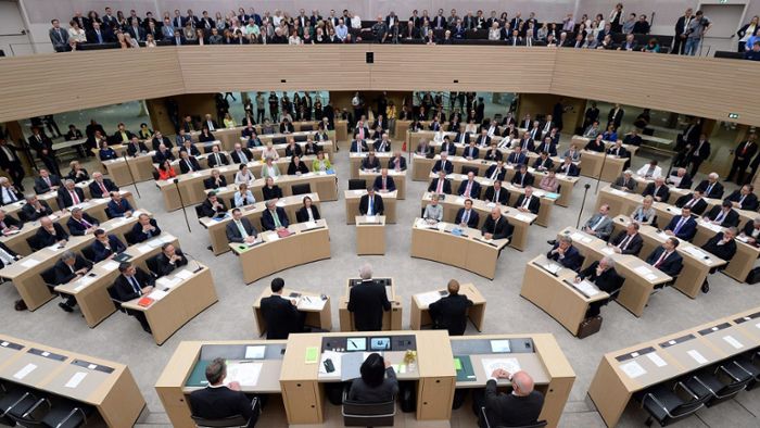 Bei künftigen Plenarsitzungen könnte es aufgrund der Wahlreform eng werden im Plenarsaal des Stuttgarter Landtags, fürchtet die FDP-Fraktion.