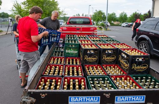 Das ganze Bier des Supermarktes wurde in einer Aktion von Bürgern und des IBZ (Internationalen Begegnungszentrum des Kloster Sankt Marienthal) aufgekauft. Foto: dpa