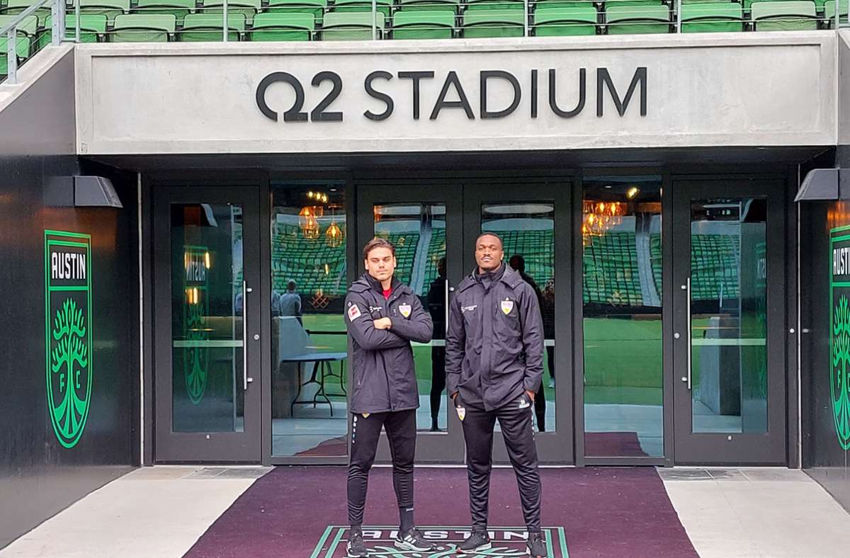Auch die VfB-Profis Konstantinos Mavropanos (li.) und Dan-Axel Zagadou waren schon zu Besuch im Q2-Stadium. Foto: Baumann/Julia Rahn