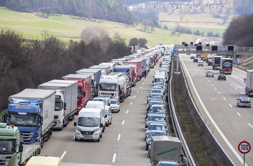 Ein schwerer Verkehrsunfall auf der A8 bei Aichelberg bremste Autofahrer am Dienstagvormittag aus. Foto: 7aktuell.de/Simon Adomat