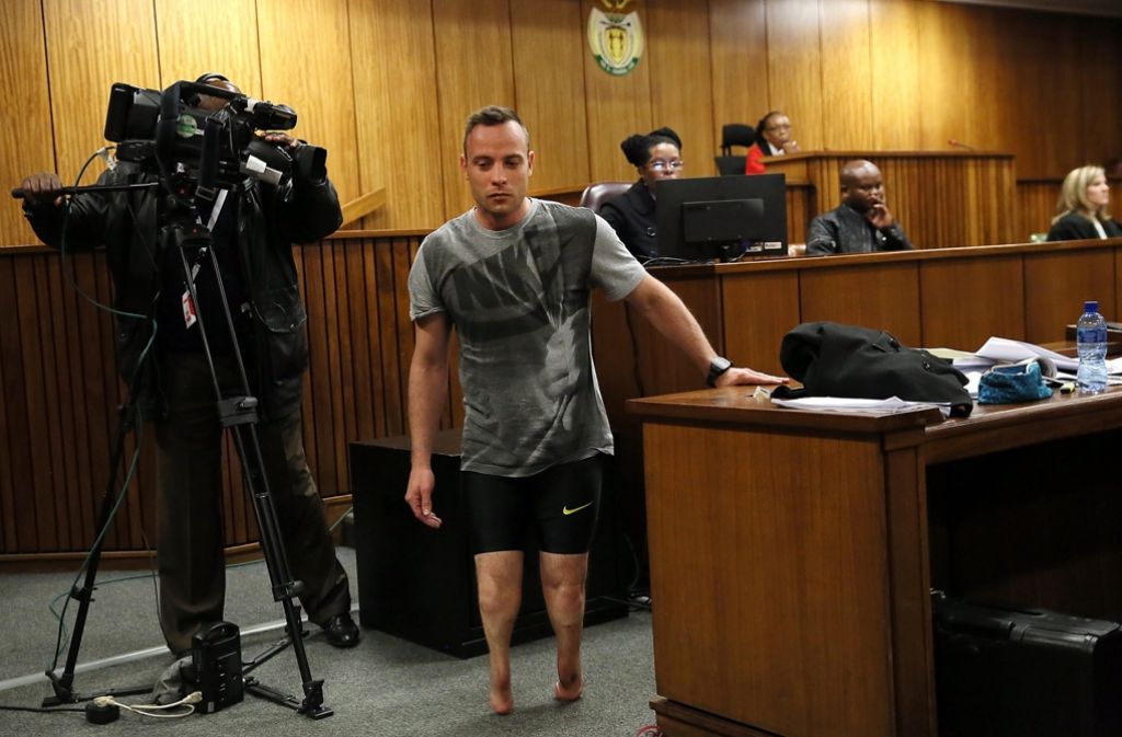 Ohne Prothesen ist Oscar Pistorius am Ende des Prozesses vor dem Gericht erschienen. Foto: dpa