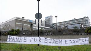 „Danke für euren Einsatz“: Stuttgarter drücken vor dem Robert-Bosch-Krankenhaus ihre Dankbarkeit aus. Foto: dpa/Andreas Rosar