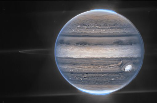 Dieses von der Nasa zur Verfügung gestellte Bild zeigt ein sogenanntes  Falschfarben-Kompositbild des Jupiter, das vom James Webb Space Telescope aufgenommen wurde. Die Ringe des Planeten und einige seiner kleinen Satelliten sind zusammen mit Galaxien im Hintergrund zu sehen. Foto: Nasa/Esa/CSA/Jupiter ERS Team/image processing by Ricardo Hueso (UPV/EHU) and Judy Schmidt/AP/dpa