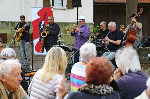 Zahlreiche Besucher genießen den musikalischen Frühschoppen in Gronau. Foto: Ralf Poller/Avanti