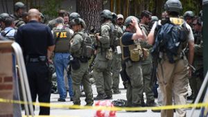Das FBI auf dem Gelände der Universität von Kalifornien. Foto: AFP