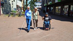Die Arbeitsgruppe setzt sich für die Barrierefreiheit ein. Von links: Winfried Specht vom Blinden- und Sehbehindertenverband, Gabriele Leitz und Ivo Josipovic. Foto: Sandra Hintermayr