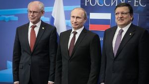 Die EU-Spitzenpolitiker Herman Van Rompuy (links) und José Manuel Barroso (rechts) mit Russlands Präsident Wladimir Putin. Foto: dpa