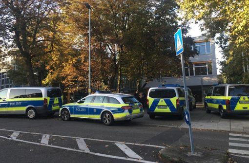 Viel Polizei vor der  Grundschule Foto: Nicola Schreiner