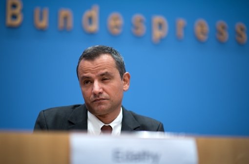 Sebastian Edathy stellt sich auf der Bundespressekonferenz den Fragen der Journalisten. Beantwortet aber nicht alle. Foto: dpa
