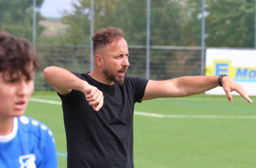 Mete Duman ist seit Sommer Cheftrainer der Fußball-Frauen beim TSV Münchingen – diese Herausforderung hat er gesucht. Foto: Andreas Gorr