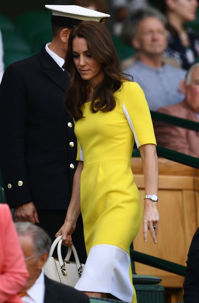 Das gelbe Roksanda-Kleid trug Kate übrigens nicht das erste Mal. Die Frau von Prinz William zeiget das Kleid bereits im Jahr 2014 bei einem Opernbesuch in Sydney.