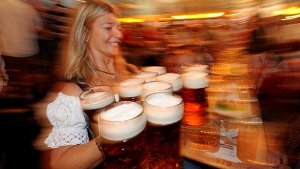 Zwischen 8,70 und 9,20 Euro müssen Besucher des Münchner Oktoberfestes 2011 für eine Maß hinblättern. Foto: dpa