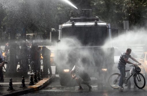 Wasserwerfer-Einsatz am Taksin-Platz in Istanbul Foto: dpa
