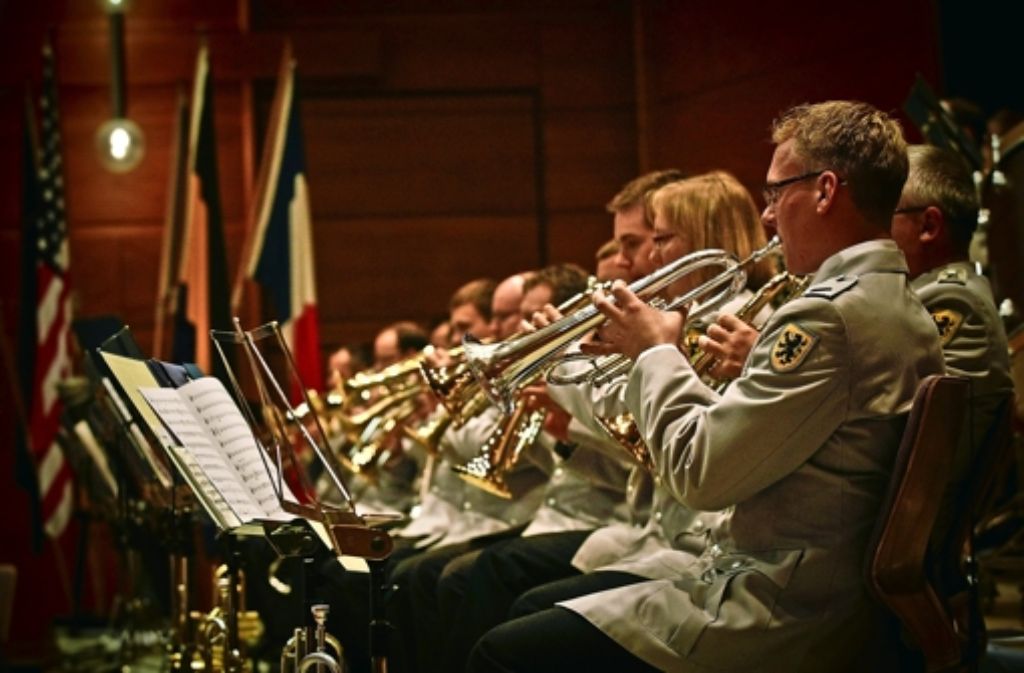 Das Heeresmusikkorps Ulm bei einem Benefizkonzert 2011 in der Theodor-Heuss-Kaserne Foto: Petsch