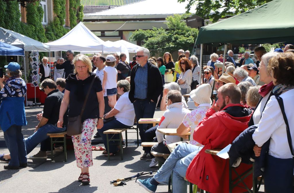 Im Schlosshof Stetten bot der Künstlermarkt „Kuckmal“ des Vereins Kukuk viel Kunst und ein gutes Bühnenprogramm.