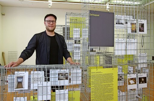 Ruven Wiegert setzt das Thema Zeitkapsel um und präsentiert das archivierte Material der Ausstellungen des vergangenen Vierteljahrhunderts mit mobilen Gittern. Foto: factum/Bach