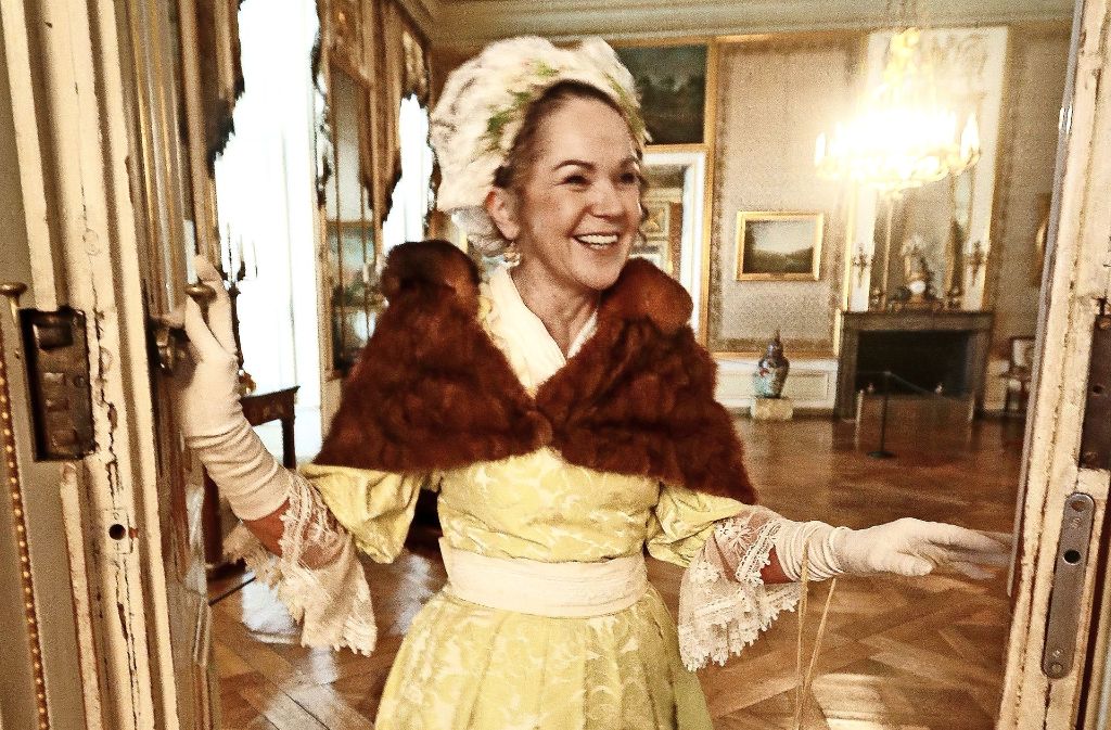 Macht hoch die Tür: Regina  Kemle verkleidet als Mätresse Amanda. Weitere Kostümführungen im Ludwigsburger Schloss finden Sie in unserer Bildergalerie.