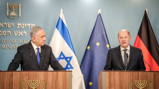 Bundeskanzler Olaf Scholz und Ministerpräsident Benjamin Netanjahu (l) geben in Jerusalem ein gemeinsames Pressestatement. Foto: Kay Nietfeld/dpa