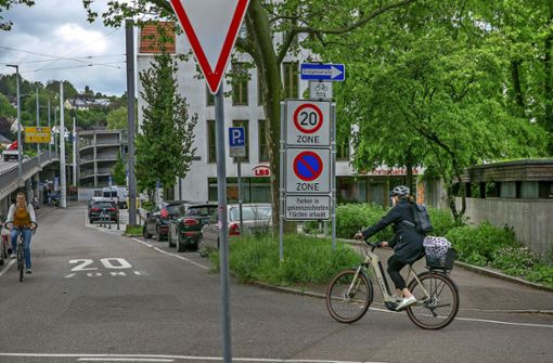 Dass immer mehr Einbahnstraßen für Radler in beide Richtungen freigegeben werden – wie hier in der Esslinger Wehrneckarstraße  –  wird  positiv vermerkt. Foto: Roberto Bulgrin