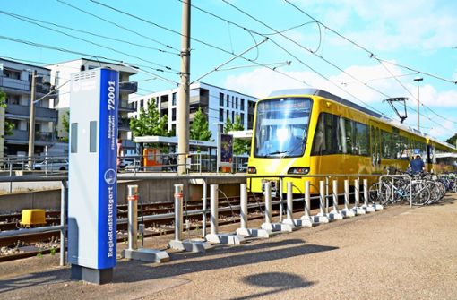 Die Leihstation am Möhringer Bahnhof ist bereits auf das neue System – erkennbar an der blauen Säule –  umgerüstet. Foto: Sandra Hintermayr