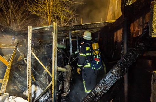 In der Nacht auf Samstag ist bei einem Reifenhändler in Waldenbuch ein Feuer ausgebrochen. Foto: 7aktuell.de/Alexander Hald/7aktuell.de | Alexander Hald