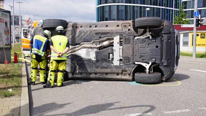 Unfall am Stuttgarter Flughafen: Zwei Mercedes kollidieren – einer kippt um