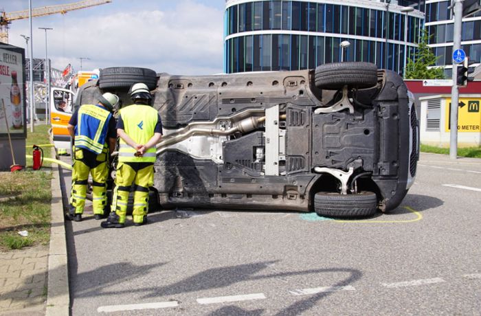 Unfall am Stuttgarter Flughafen: Zwei Mercedes kollidieren – einer kippt um