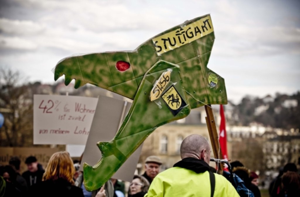 Etwa 1000 Demonstranten protestierten auf dem Schlossplatz gegen Wohnungsnot in Stuttgart Foto: Leif Piechowski