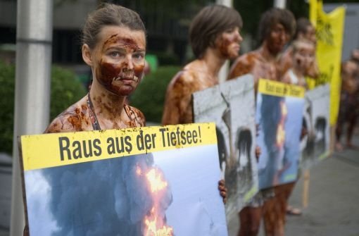 Greenpeace-Protest gegen BP: Anlässlich der vorgestellten BP-Halbjahresbilanz demonstrierten Greenpeace-Aktivisten am 27. Juli vor der deutschen Konzernzentrale in Bochum.  Foto: dpa