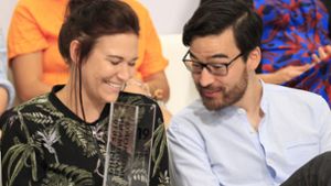 Ein Pokal für den Schrank: Die Bachmann-Preisträgerin Birgit Birnbacher und der Gewinner des 3sat-Preises Yannick Han Biao Federer. Foto: dpa