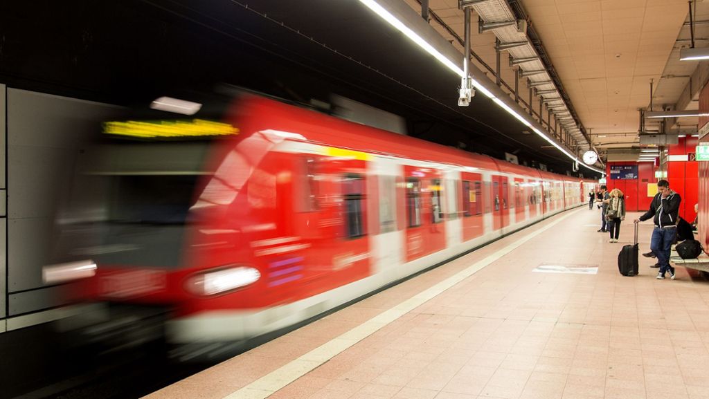 Kreis Esslingen: 23-Jähriger will Frau vor S-Bahn stoßen