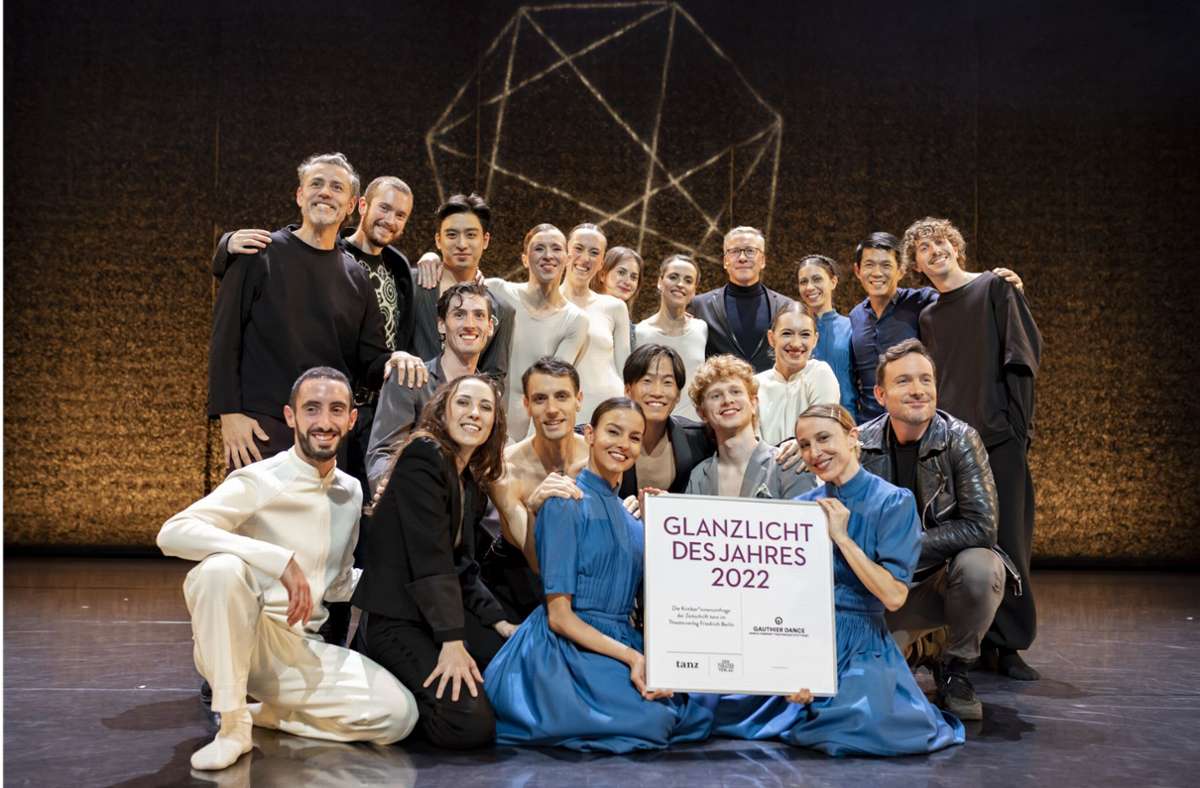 Im Theaterhaus bekommt Gauthier Dance die Urkunde als „Glanzlicht des Jahres 2022“ überreicht.