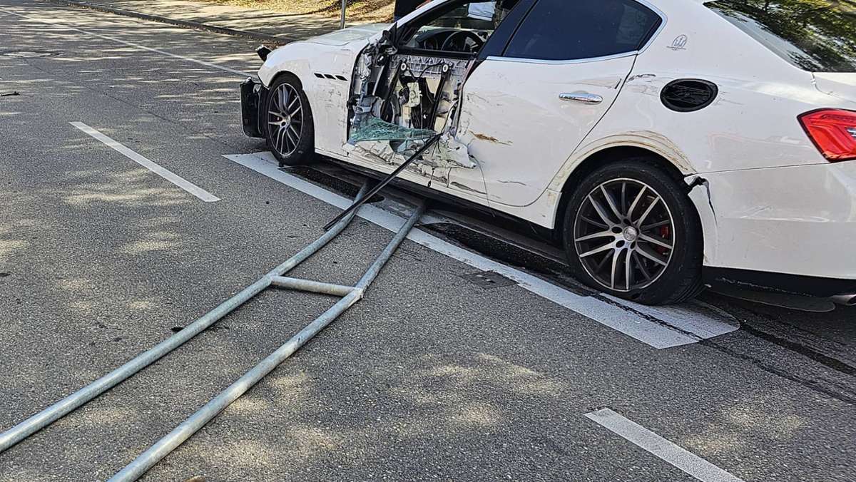 Eine Person verletzt: Maserati nach Unfall in Stuttgart beschlagnahmt