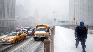 Die New Yorker Taxis tragen weiß - Blizzard Juno hat die Ostküste der USA erreicht. Foto: EPA