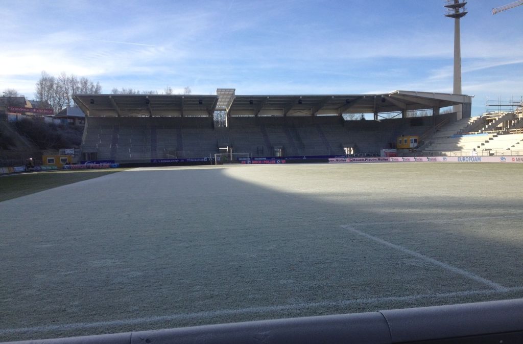 Der Rasen im Stadion des FC Erzgebirge Aue ist gefroren.